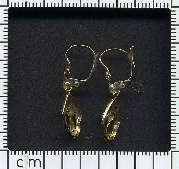 18K two tone gold Art Deco earrings with old mine brilliant cut diamonds
